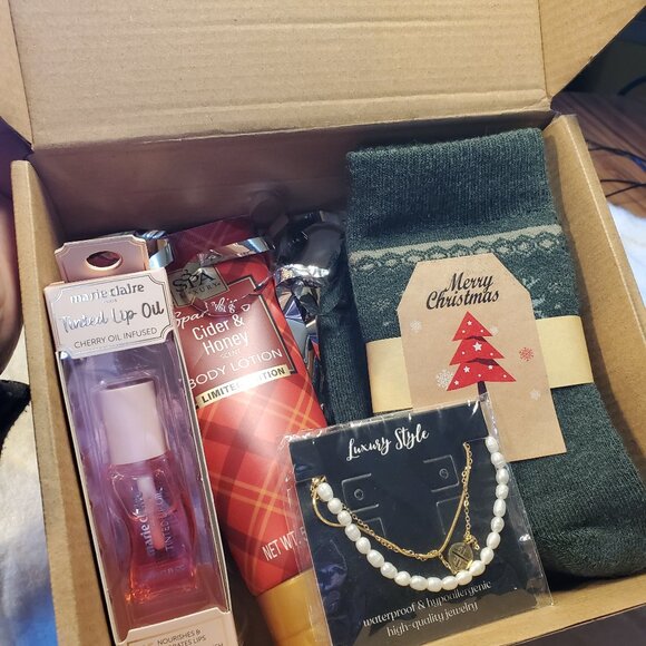 Christmas gift box - Picture 1 of 1